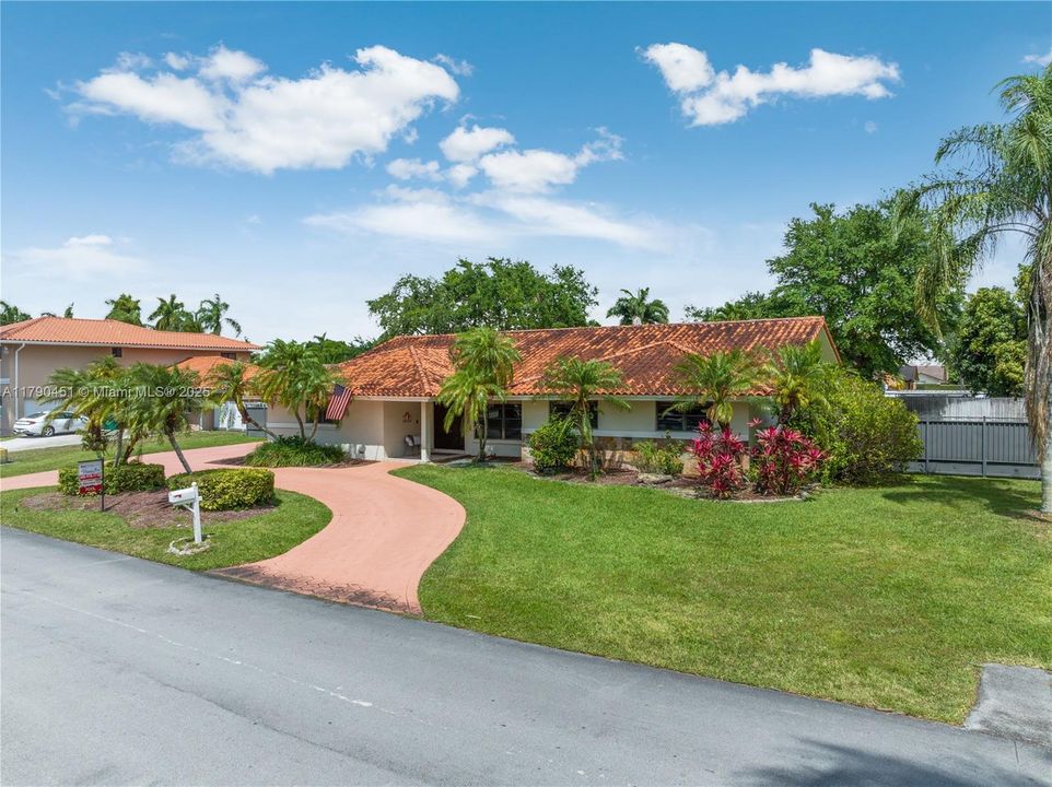 Vendido Recientemente: $950,000 (4 camas, 2 baños, 2518 Pies cuadrados)