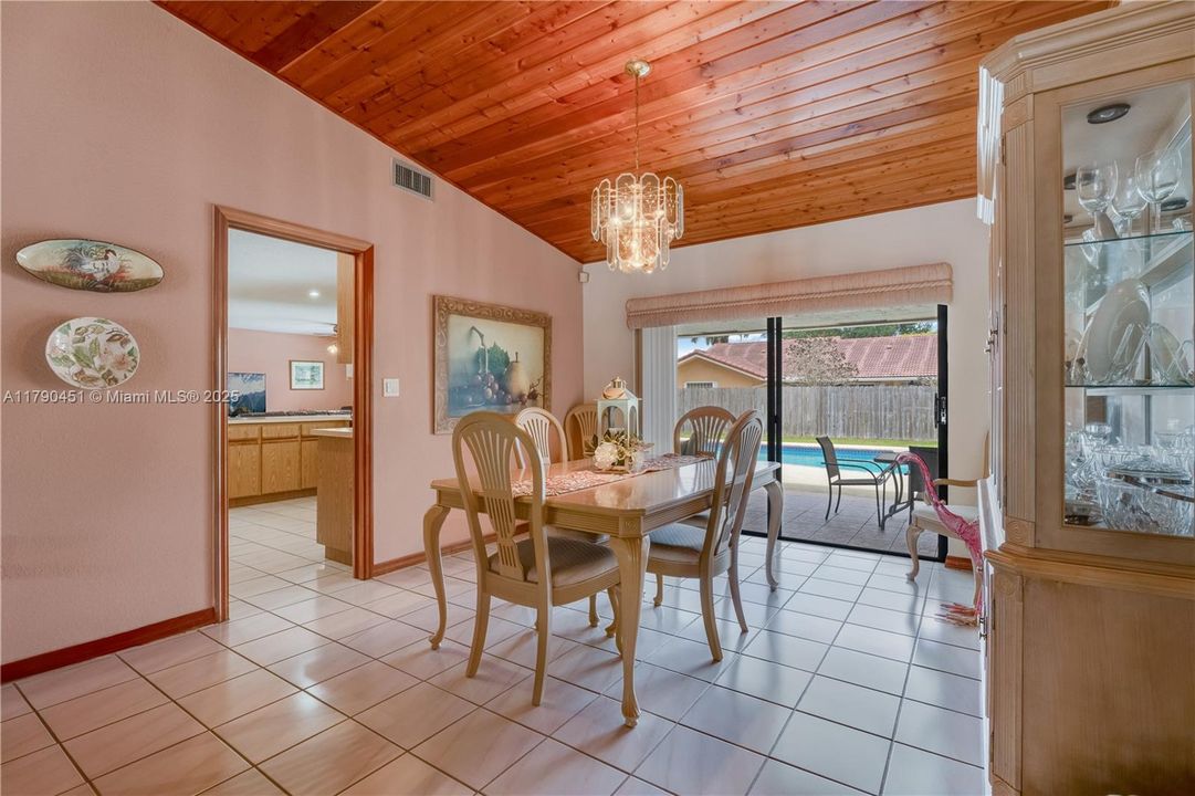 Vendido Recientemente: $950,000 (4 camas, 2 baños, 2518 Pies cuadrados)