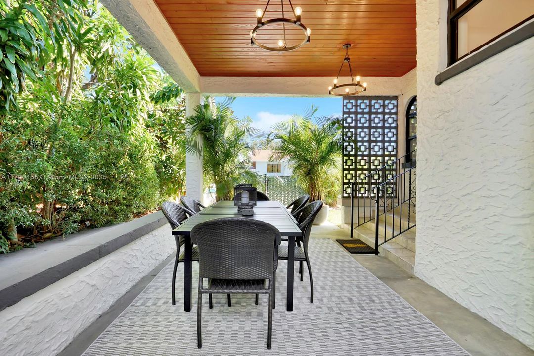 Recently Sold: $775,000 (4 beds, 2 baths, 1356 Square Feet)