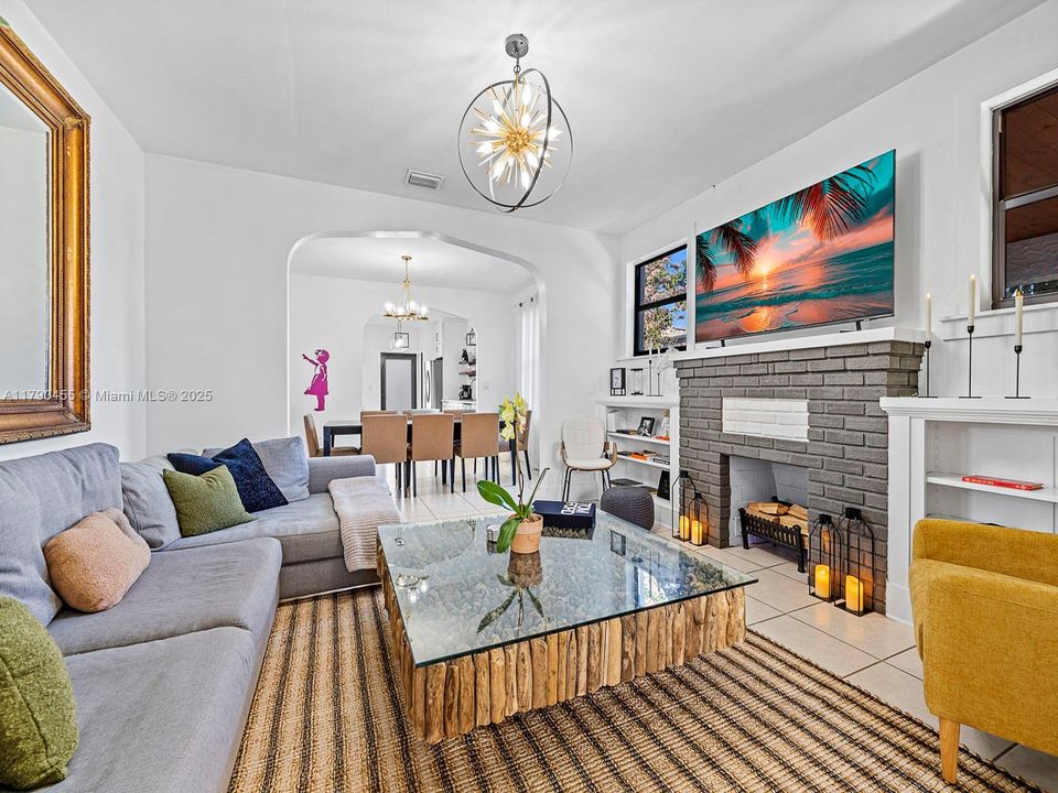 Recently Sold: $775,000 (4 beds, 2 baths, 1356 Square Feet)