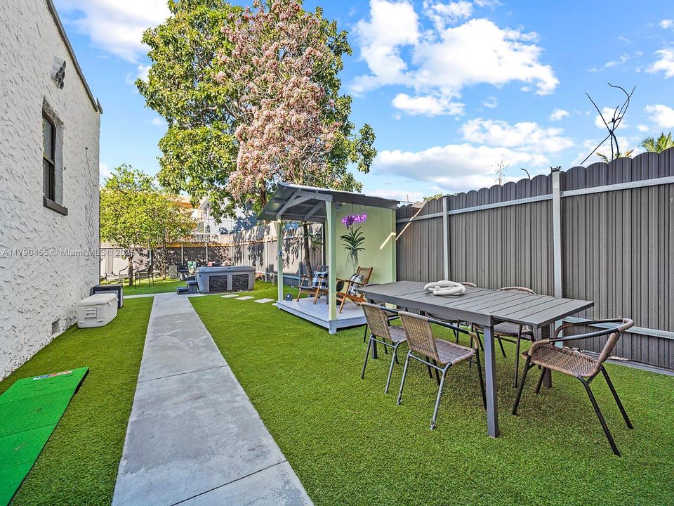 Recently Sold: $775,000 (4 beds, 2 baths, 1356 Square Feet)