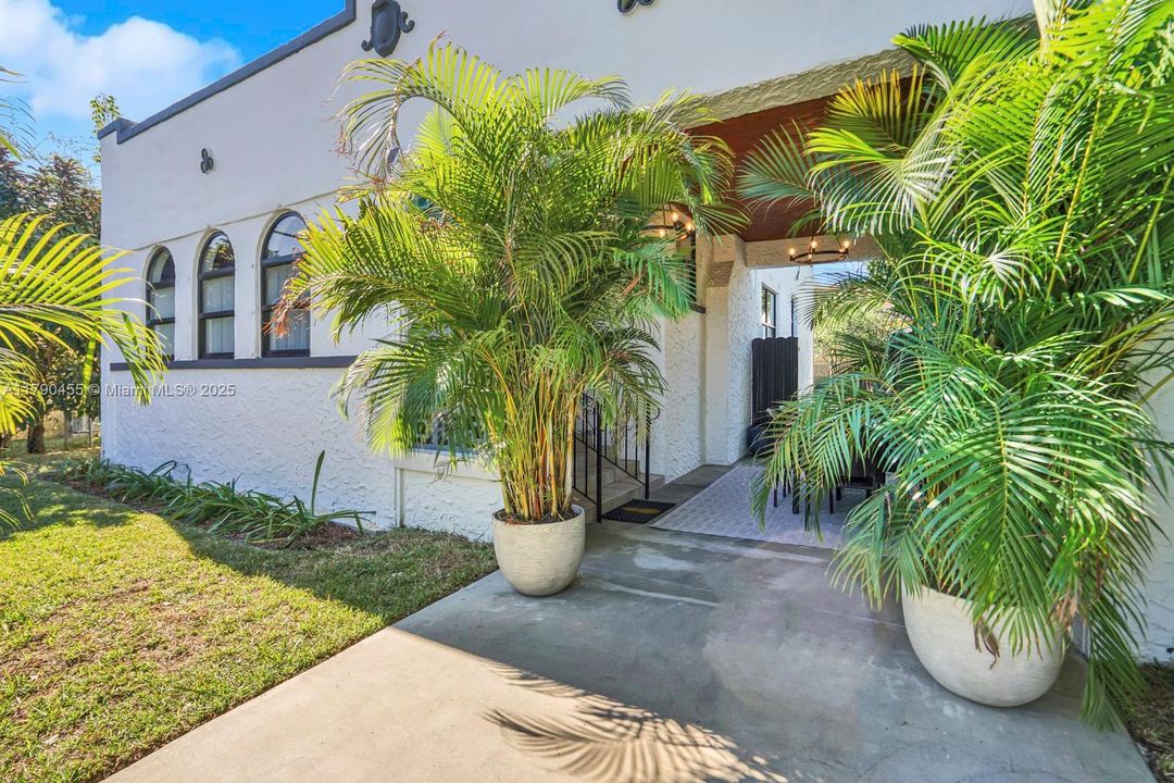 Recently Sold: $775,000 (4 beds, 2 baths, 1356 Square Feet)