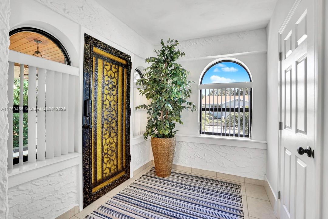 Recently Sold: $775,000 (4 beds, 2 baths, 1356 Square Feet)