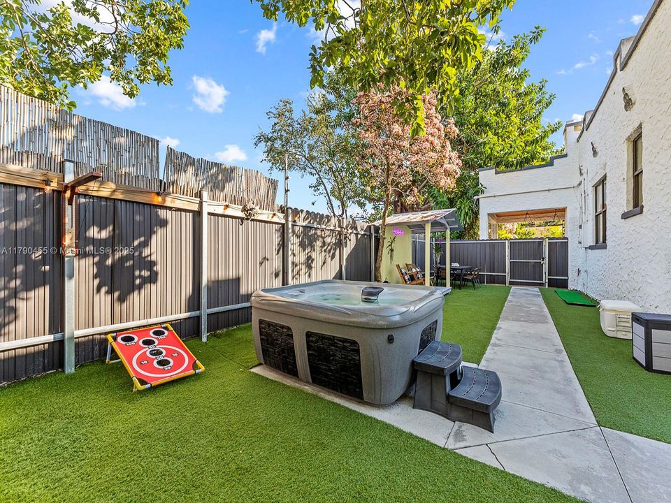 Recently Sold: $775,000 (4 beds, 2 baths, 1356 Square Feet)