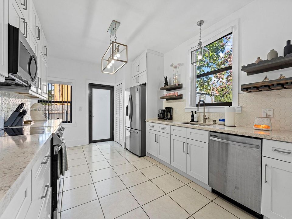 Recently Sold: $775,000 (4 beds, 2 baths, 1356 Square Feet)