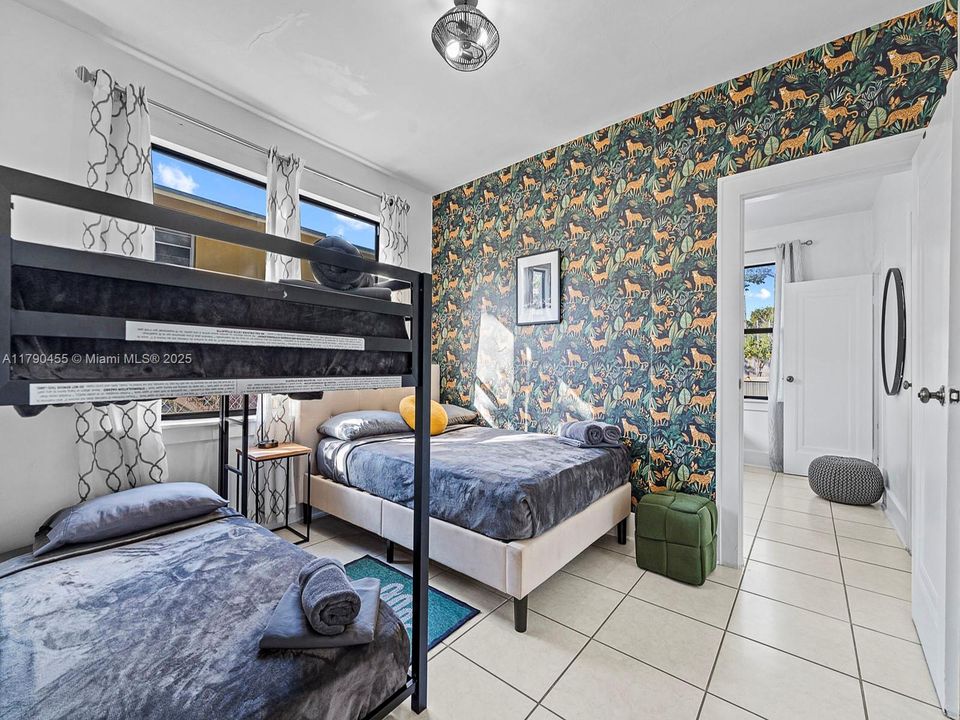 Recently Sold: $775,000 (4 beds, 2 baths, 1356 Square Feet)