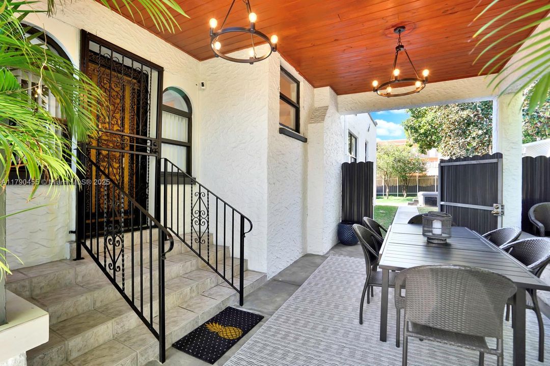 Recently Sold: $775,000 (4 beds, 2 baths, 1356 Square Feet)