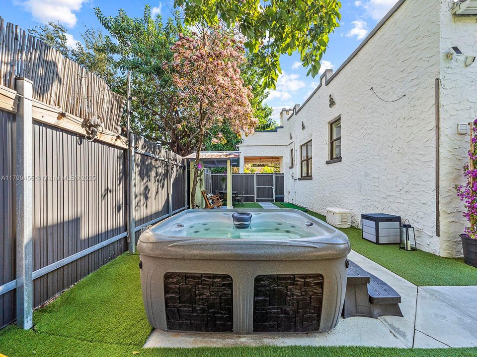 Recently Sold: $775,000 (4 beds, 2 baths, 1356 Square Feet)