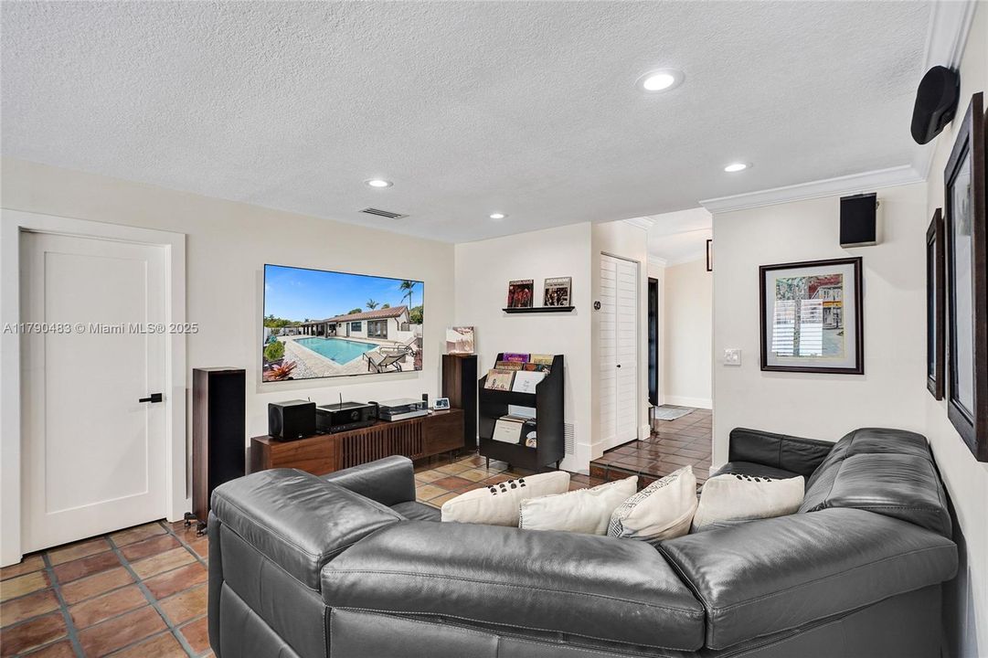 Recently Sold: $935,000 (4 beds, 2 baths, 2485 Square Feet)