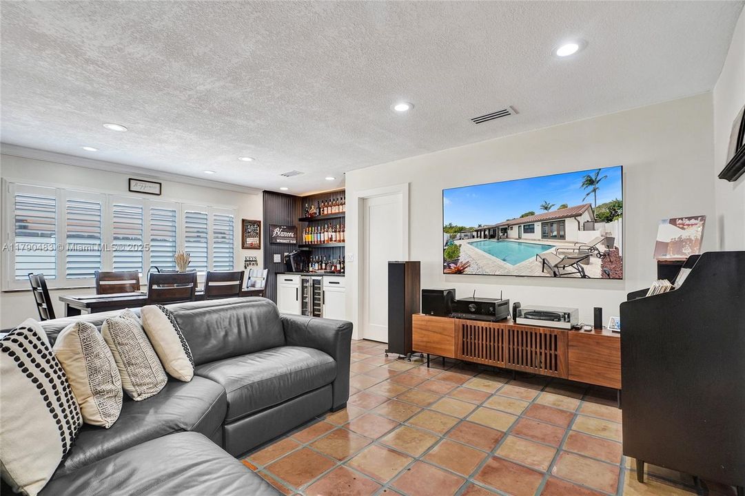 Recently Sold: $935,000 (4 beds, 2 baths, 2485 Square Feet)