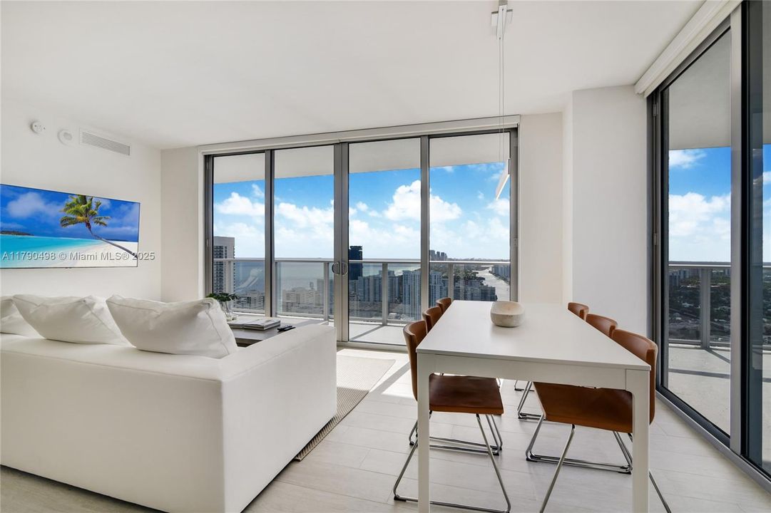 最近售出: $1,050,000 (3 贝兹, 2 浴室, 1361 平方英尺)