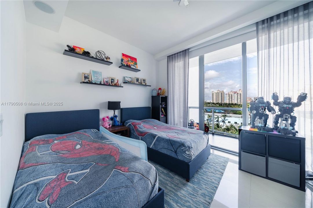 For Sale: $1,880,000 (3 beds, 5 baths, 2398 Square Feet)