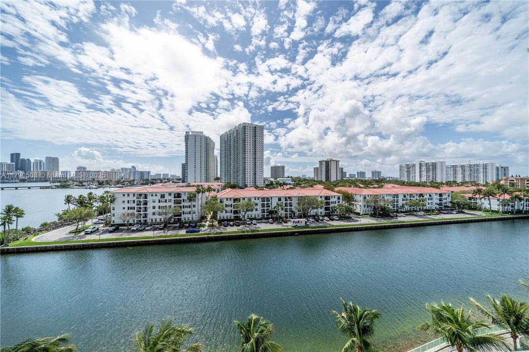 For Sale: $1,880,000 (3 beds, 5 baths, 2398 Square Feet)