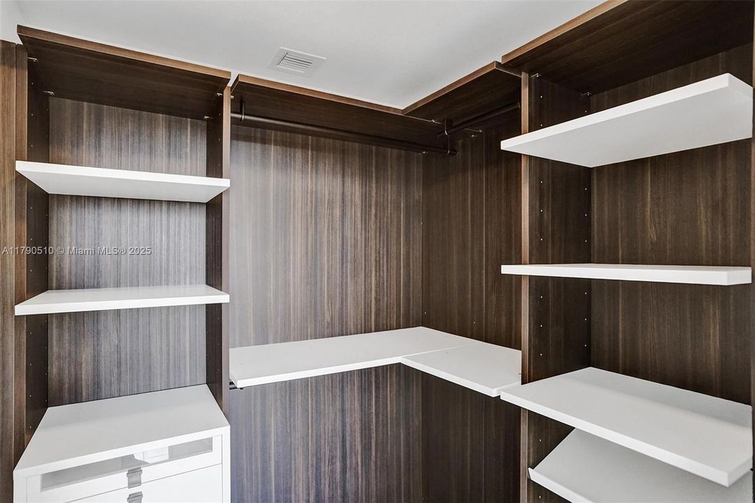 WALK-IN CLOSET