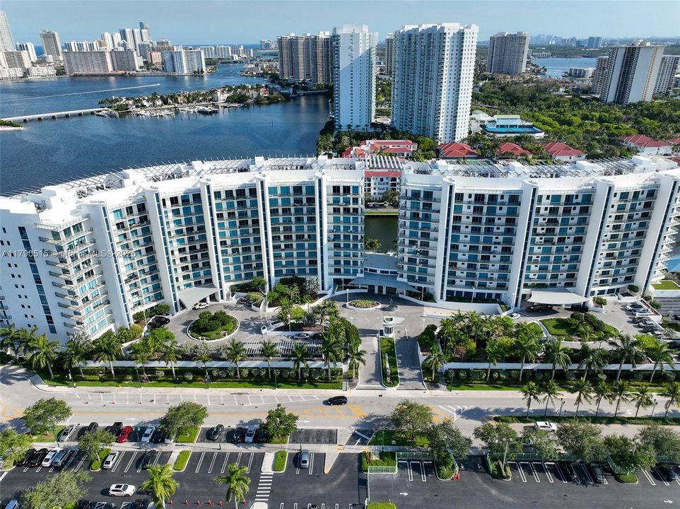 For Sale: $1,985,000 (3 beds, 5 baths, 2624 Square Feet)
