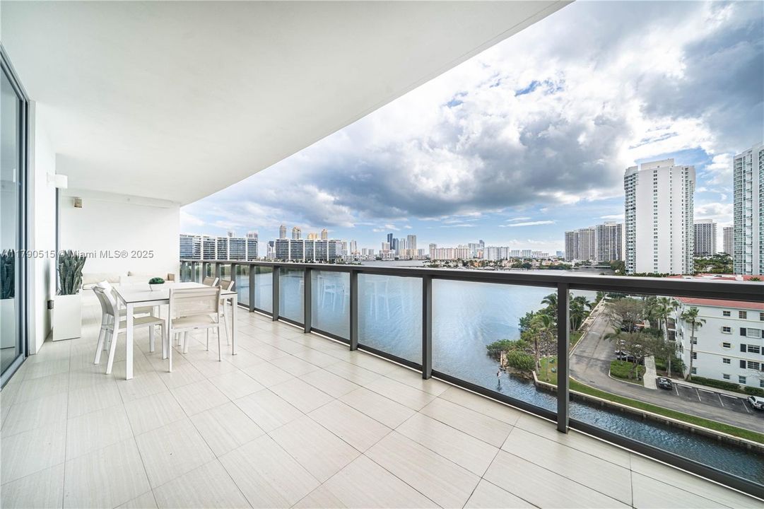 For Sale: $1,985,000 (3 beds, 5 baths, 2624 Square Feet)