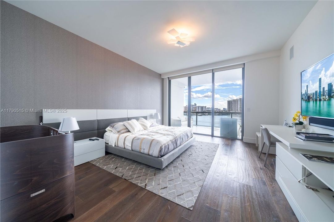 For Sale: $1,985,000 (3 beds, 5 baths, 2624 Square Feet)