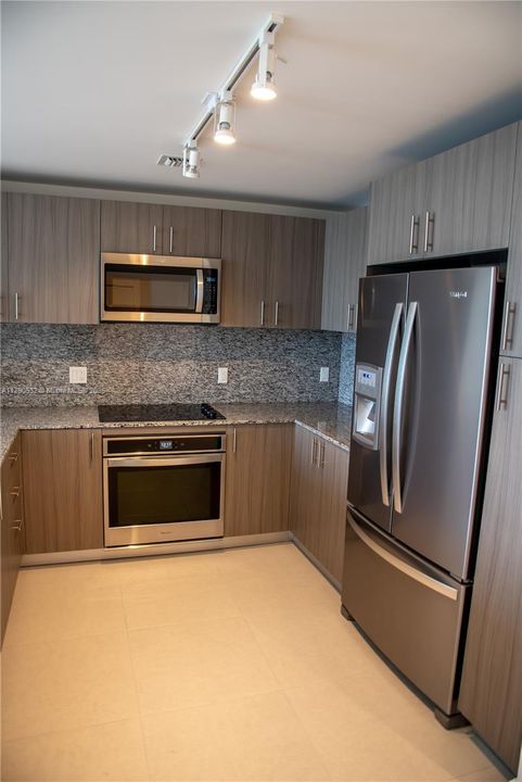 Recently Rented: $3,950 (3 beds, 3 baths, 1379 Square Feet)