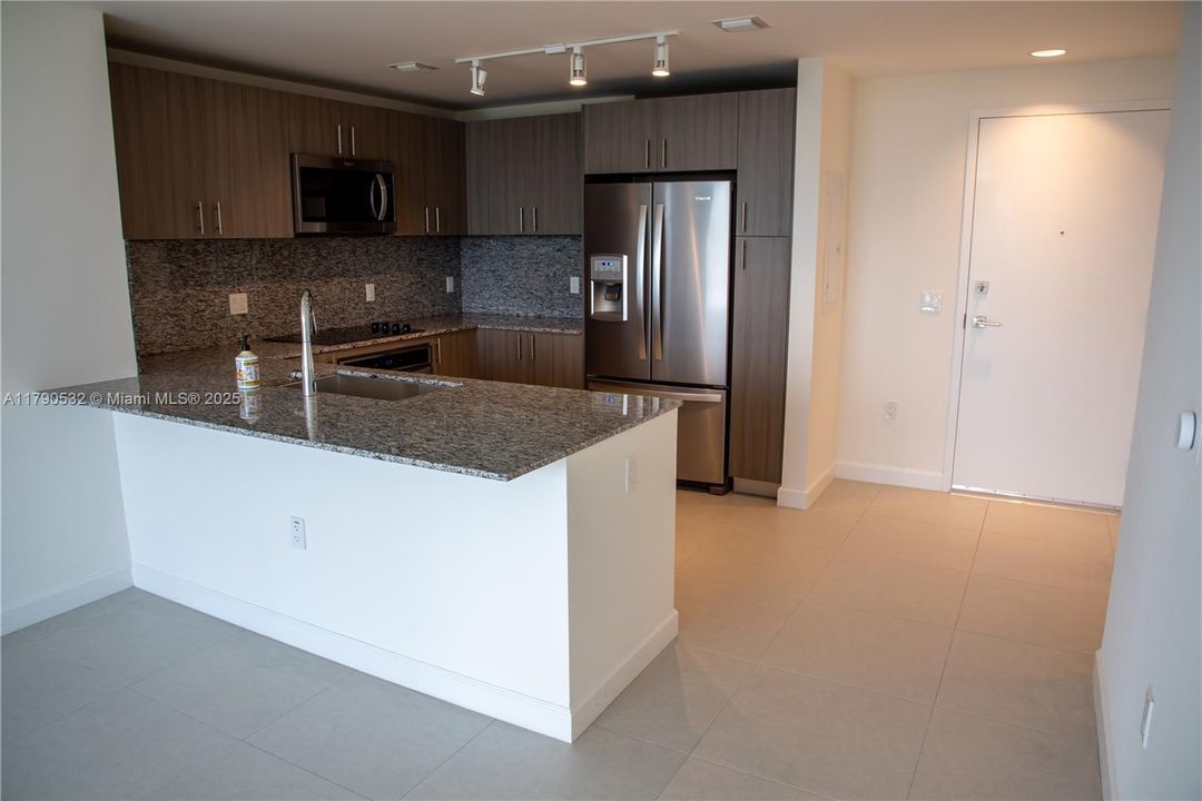 Recently Rented: $3,950 (3 beds, 3 baths, 1379 Square Feet)