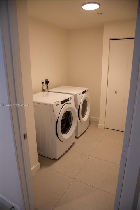 Recently Rented: $3,950 (3 beds, 3 baths, 1379 Square Feet)