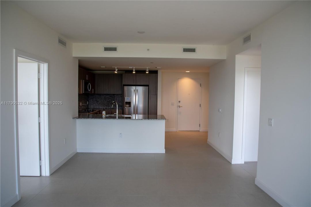 Recently Rented: $3,950 (3 beds, 3 baths, 1379 Square Feet)