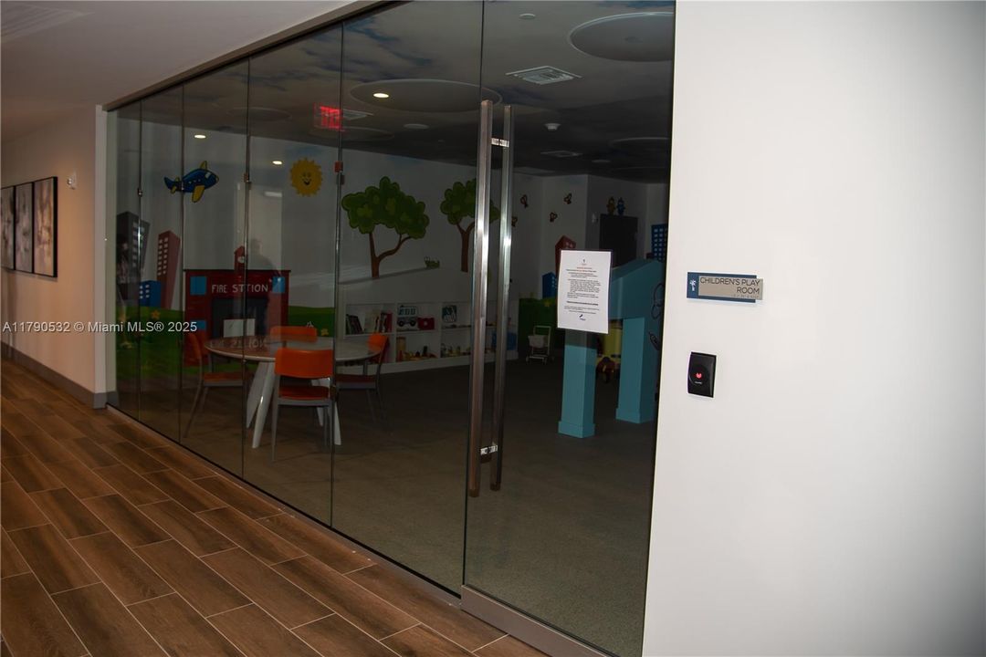 Recently Rented: $3,950 (3 beds, 3 baths, 1379 Square Feet)