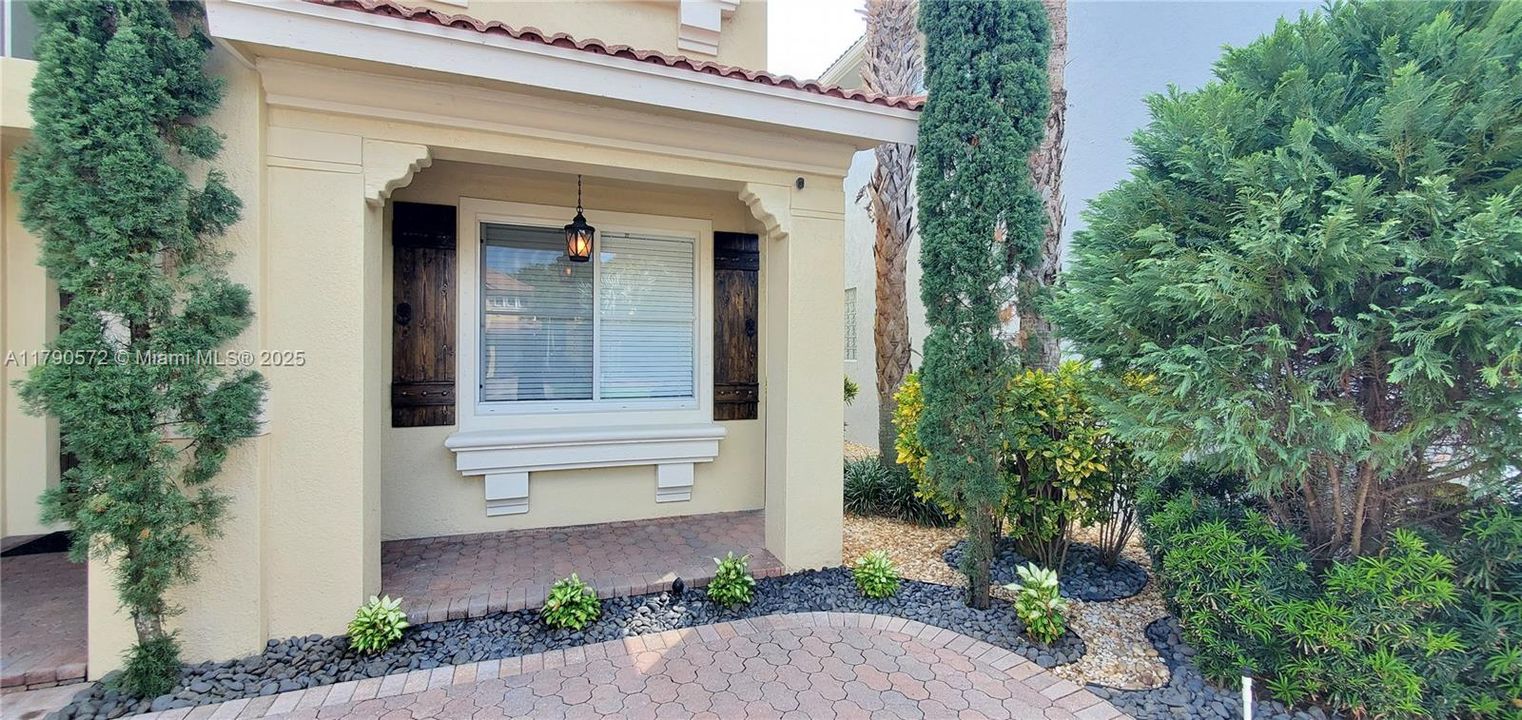 合同活跃: $650,000 (4 贝兹, 3 浴室, 2696 平方英尺)