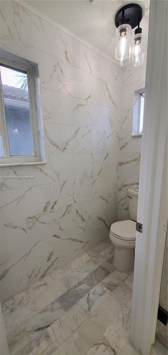 合同活跃: $650,000 (4 贝兹, 3 浴室, 2696 平方英尺)