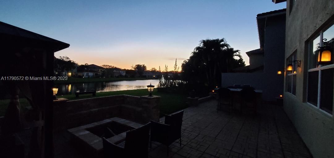 合同活跃: $650,000 (4 贝兹, 3 浴室, 2696 平方英尺)