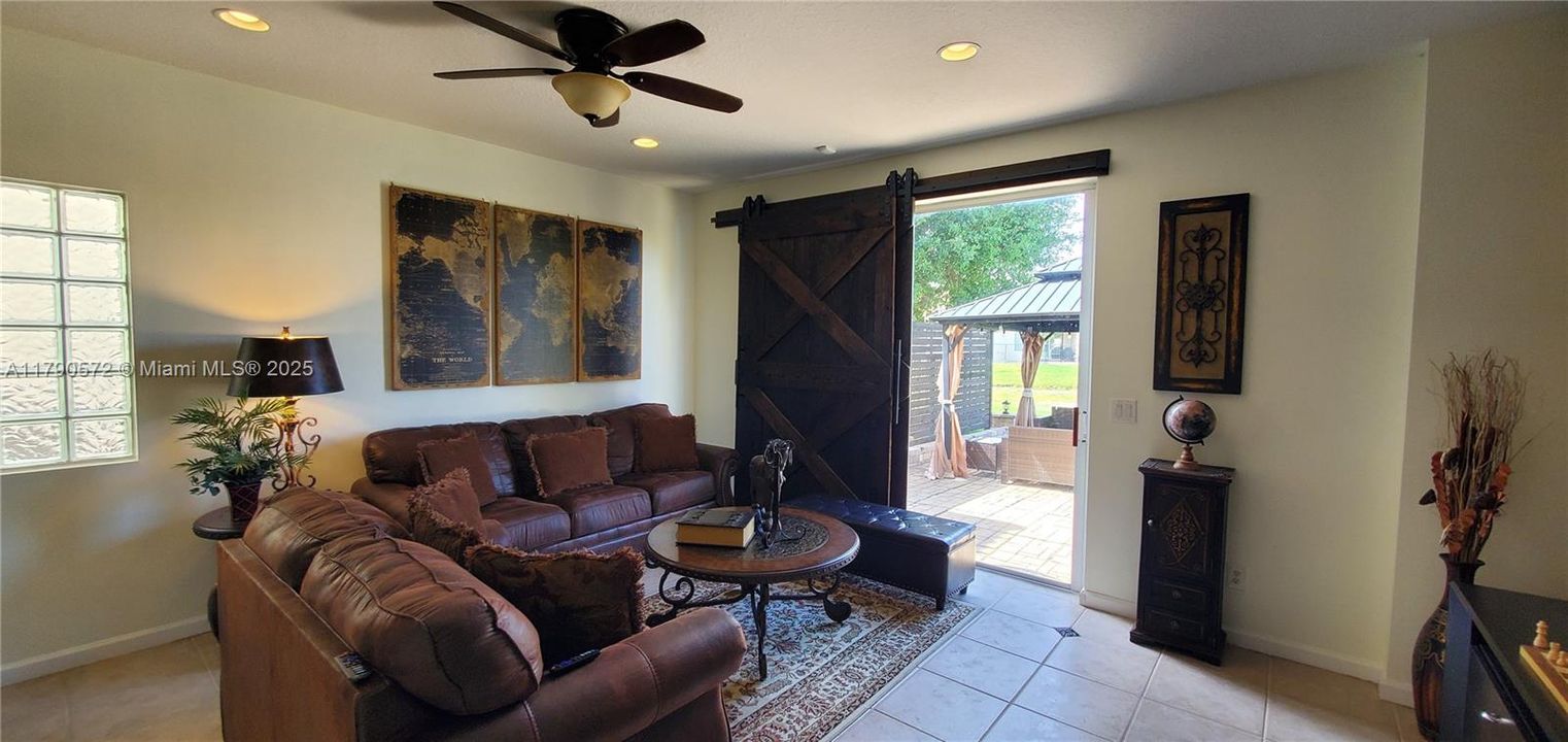 合同活跃: $650,000 (4 贝兹, 3 浴室, 2696 平方英尺)