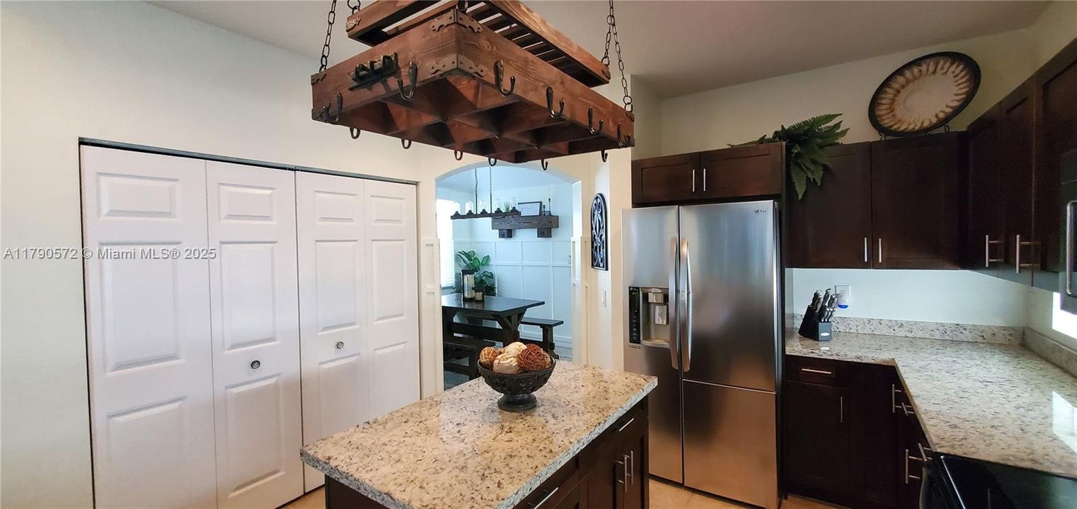 合同活跃: $650,000 (4 贝兹, 3 浴室, 2696 平方英尺)