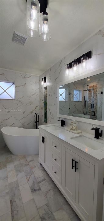 合同活跃: $650,000 (4 贝兹, 3 浴室, 2696 平方英尺)