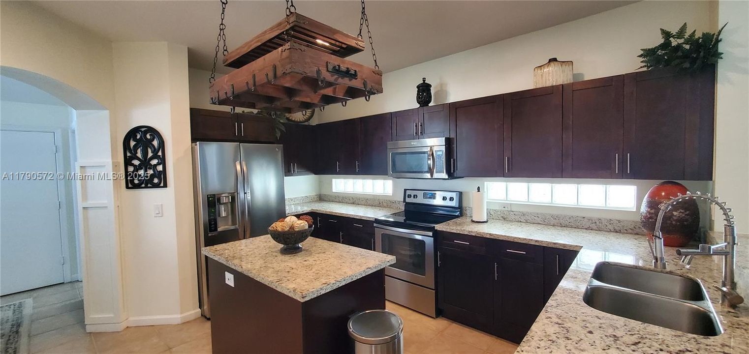 合同活跃: $650,000 (4 贝兹, 3 浴室, 2696 平方英尺)