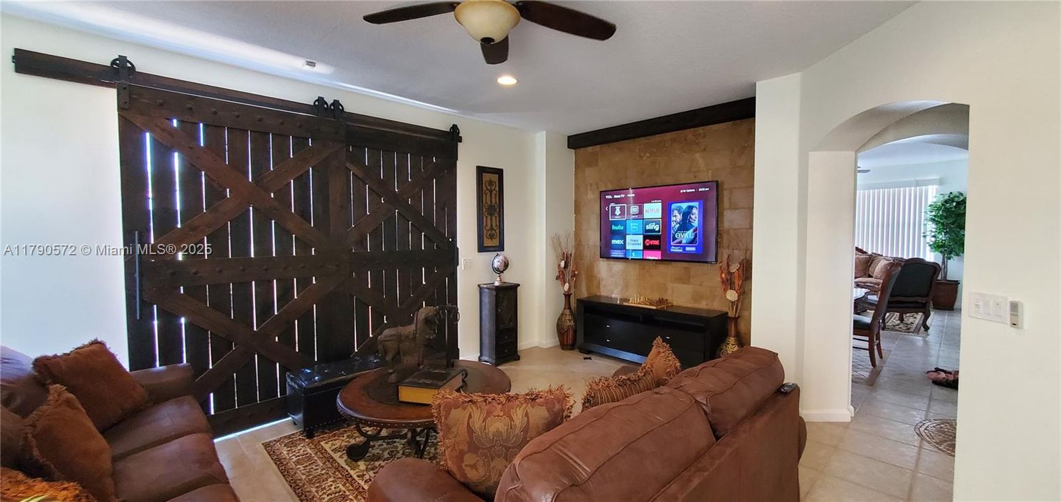 合同活跃: $650,000 (4 贝兹, 3 浴室, 2696 平方英尺)