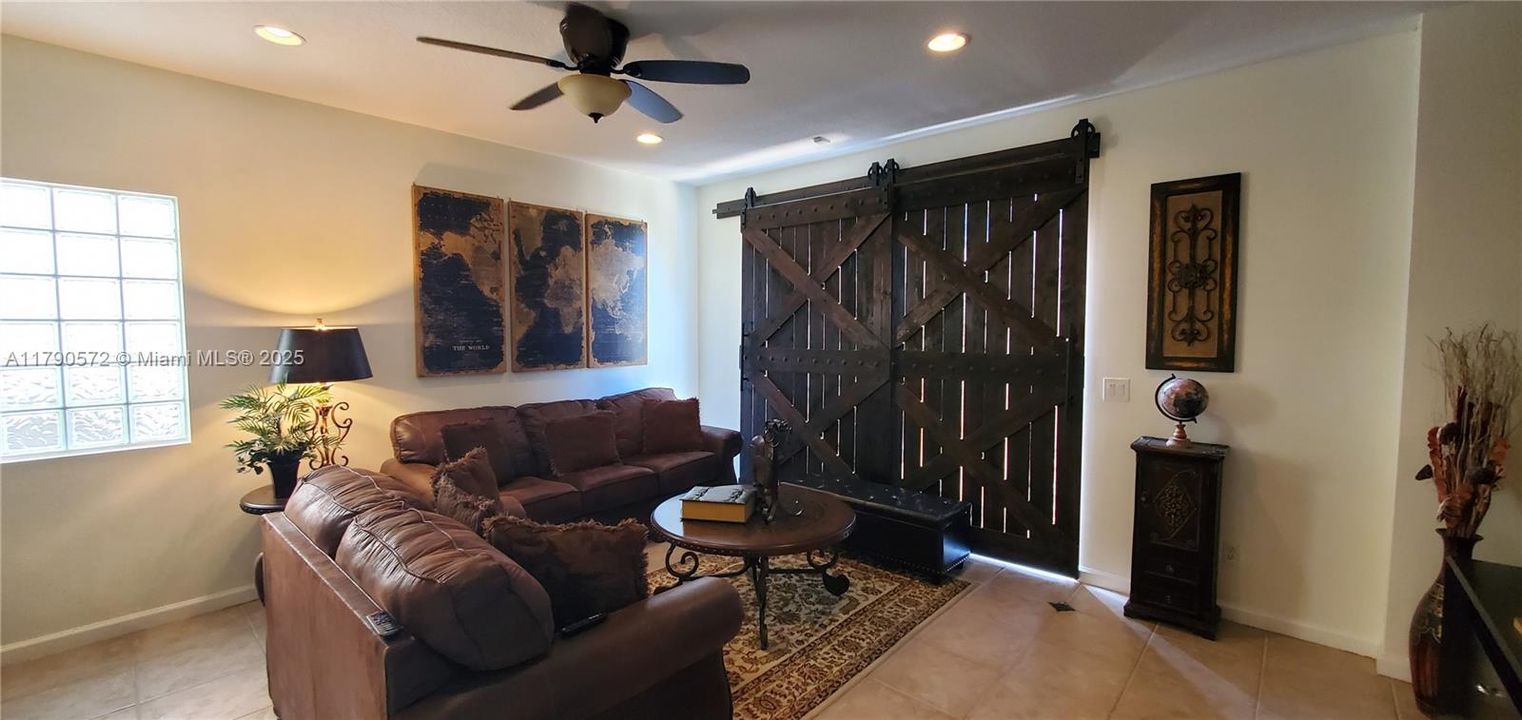 合同活跃: $650,000 (4 贝兹, 3 浴室, 2696 平方英尺)