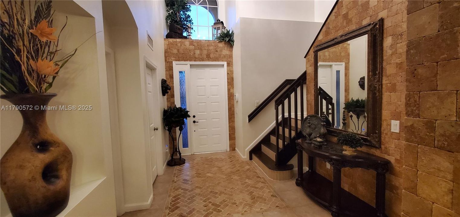 合同活跃: $650,000 (4 贝兹, 3 浴室, 2696 平方英尺)