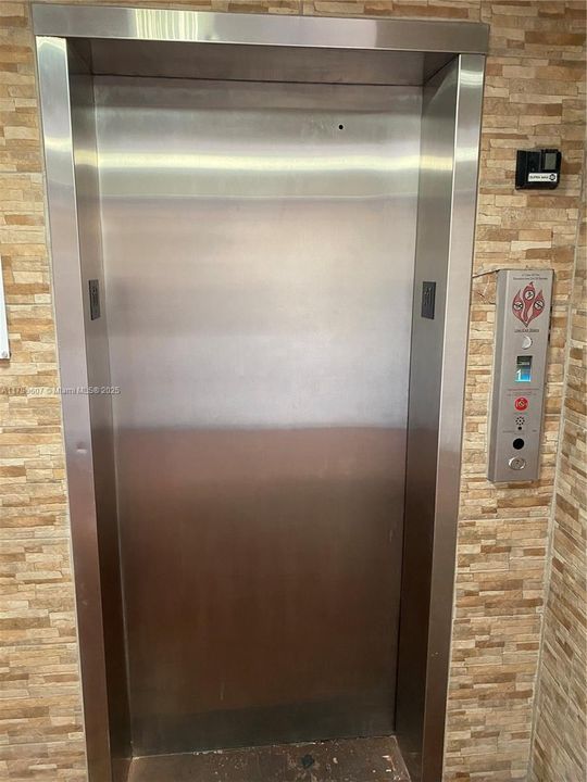 Под контрактом: $190,000 (1 спален, 1 ванн, 776 Квадратных фут)