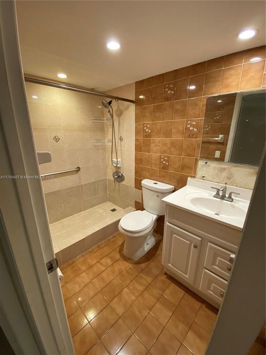 Под контрактом: $190,000 (1 спален, 1 ванн, 776 Квадратных фут)