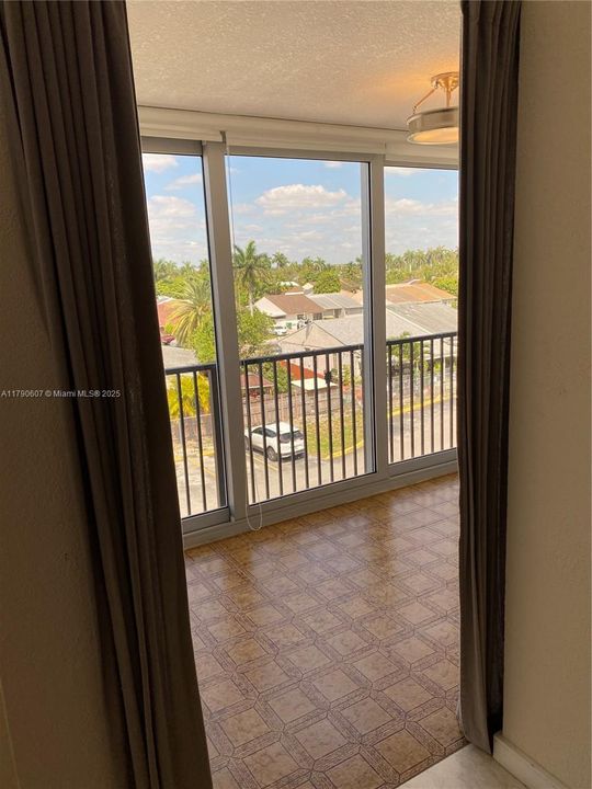 Под контрактом: $190,000 (1 спален, 1 ванн, 776 Квадратных фут)