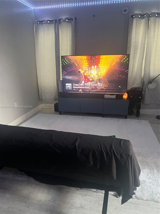 待售: $215,000 (1 贝兹, 1 浴室, 406 平方英尺)