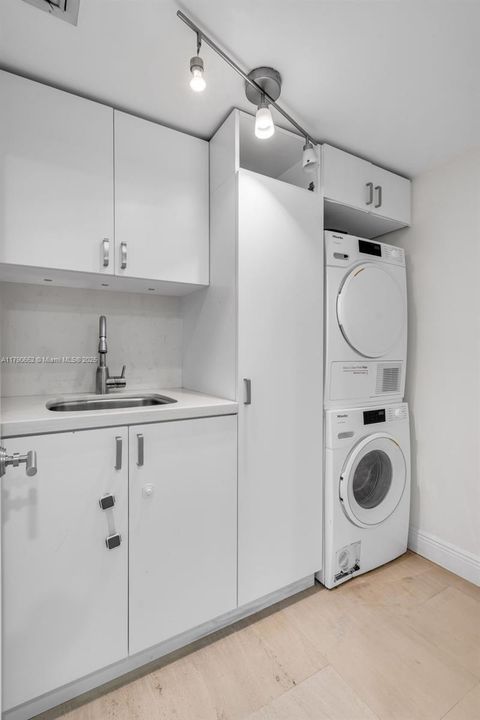 Recently Rented: $9,250 (3 beds, 2 baths, 1930 Square Feet)