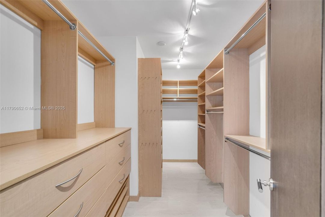 Recently Rented: $9,250 (3 beds, 2 baths, 1930 Square Feet)