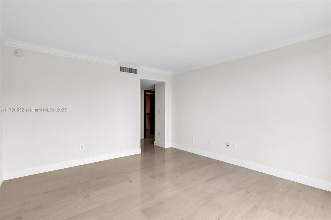 Recently Rented: $9,250 (3 beds, 2 baths, 1930 Square Feet)