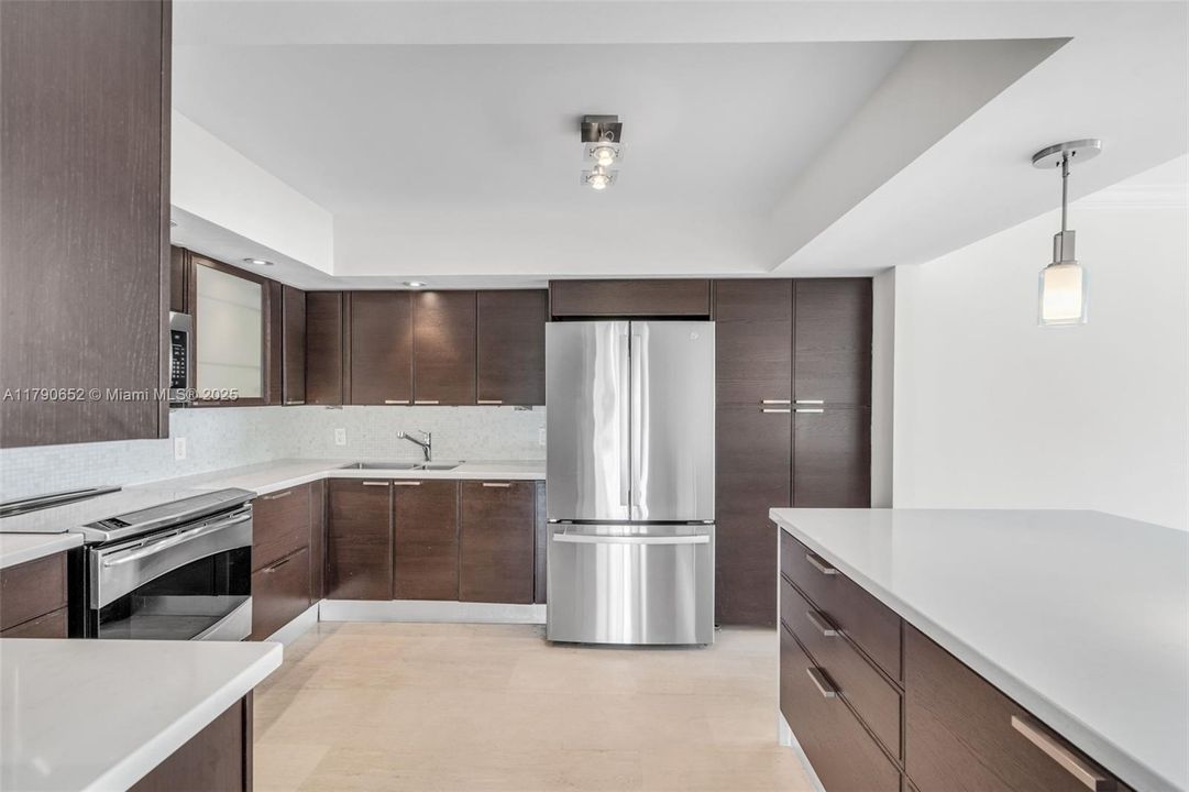 Recently Rented: $9,250 (3 beds, 2 baths, 1930 Square Feet)