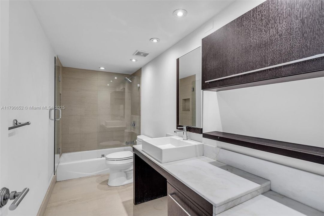 Recently Rented: $9,250 (3 beds, 2 baths, 1930 Square Feet)