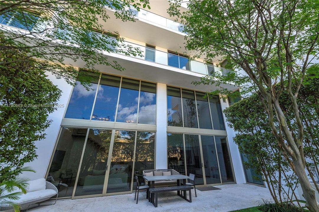 Recientemente alquilado: $21,000 (3 camas, 3 baños, 2397 Pies cuadrados)