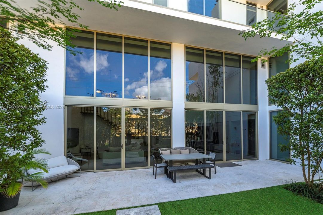 Recientemente alquilado: $21,000 (3 camas, 3 baños, 2397 Pies cuadrados)