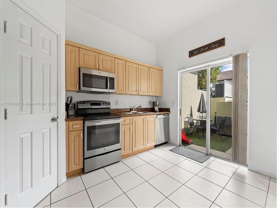 Недавно продано: $283,000 (2 спален, 2 ванн, 1431 Квадратных фут)