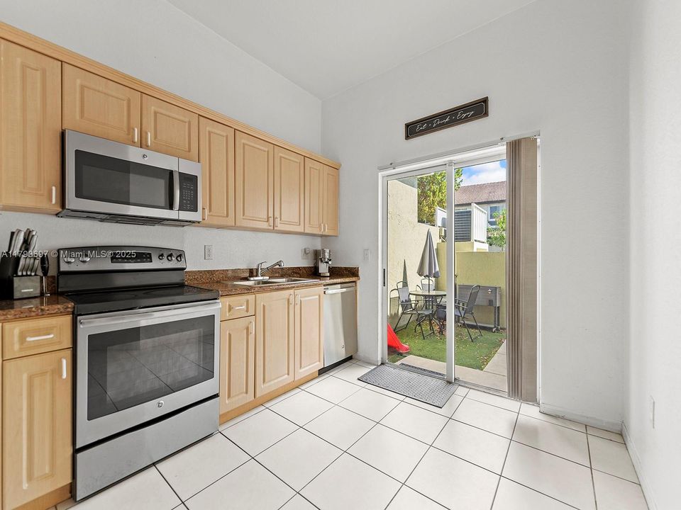 Недавно продано: $283,000 (2 спален, 2 ванн, 1431 Квадратных фут)