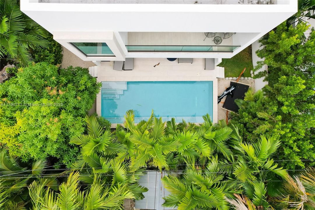Floating pool